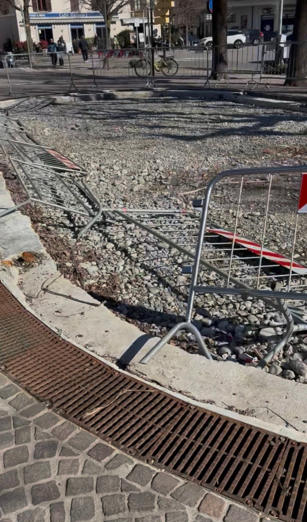 Uno degli scorci più belli al mondo trasformato in un lungo cantiere di degrado e desolazione